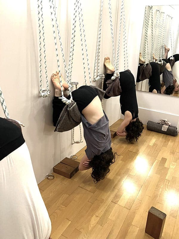 Postura yoga Vajrasana colgados clase nivel principiante