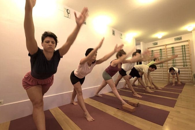 Posturas de yoga Iyengar clase yoga centro Zama