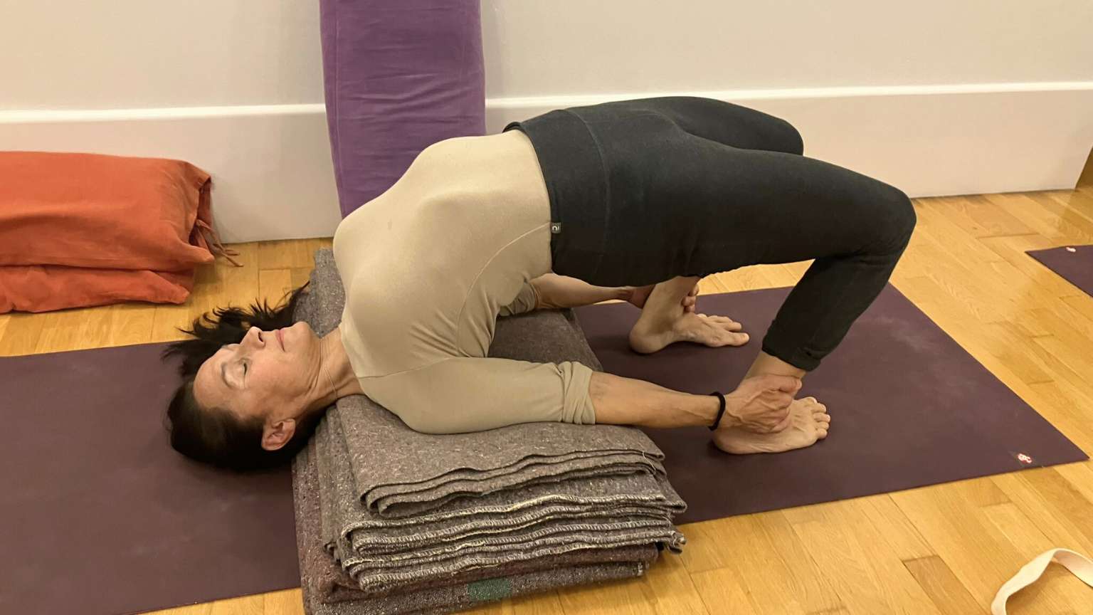 Yoga para principiantes y sus beneficios físicos y mentales desde la primera clase